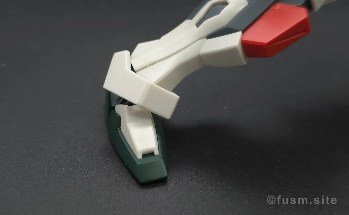 【レビュー】HG ライトニングバスターガンダム 脚部ディテール 可動域 02