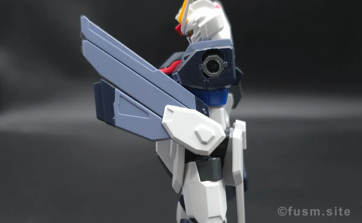 HGCE フリーダムガンダム レビュー 胴体ディテール 可動域 03