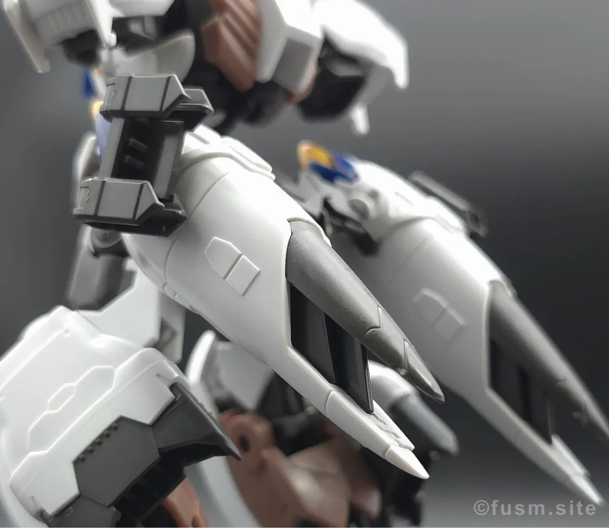 HG ガンダムバルバトスアダプト レビュー 胴体ディテール 06