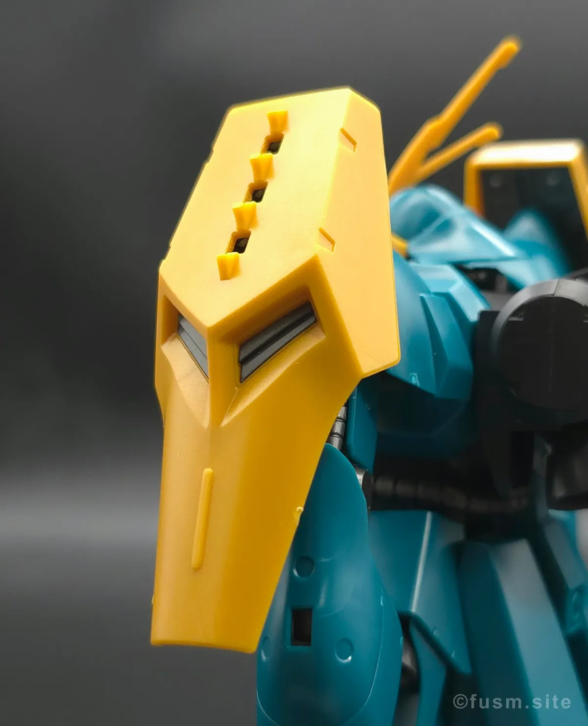 HGUC ヤクト・ドーガ(ギュネイ・ガス専用機) レビュー 肩ディテール 02